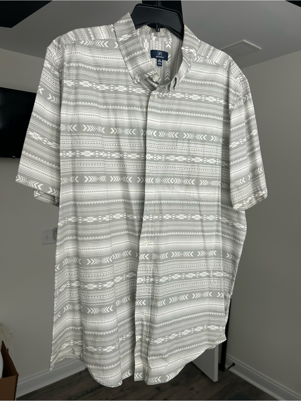 George Men's Short-Sleeve Button-Up Shirt in Light Gray and White Pattern